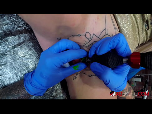 ❤️ Fìor tattooed hottie Sully Savage fhuair tattoo air a clitoris ❌  Pornografach  leinn  ❤